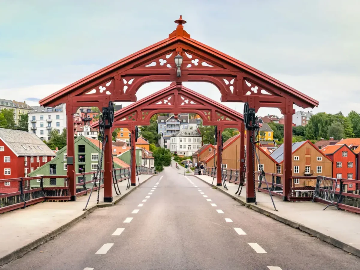15-daagse-noorse-fjorden-cruise‑september‑2026-c037-trondheim-norway-bridge-scaled